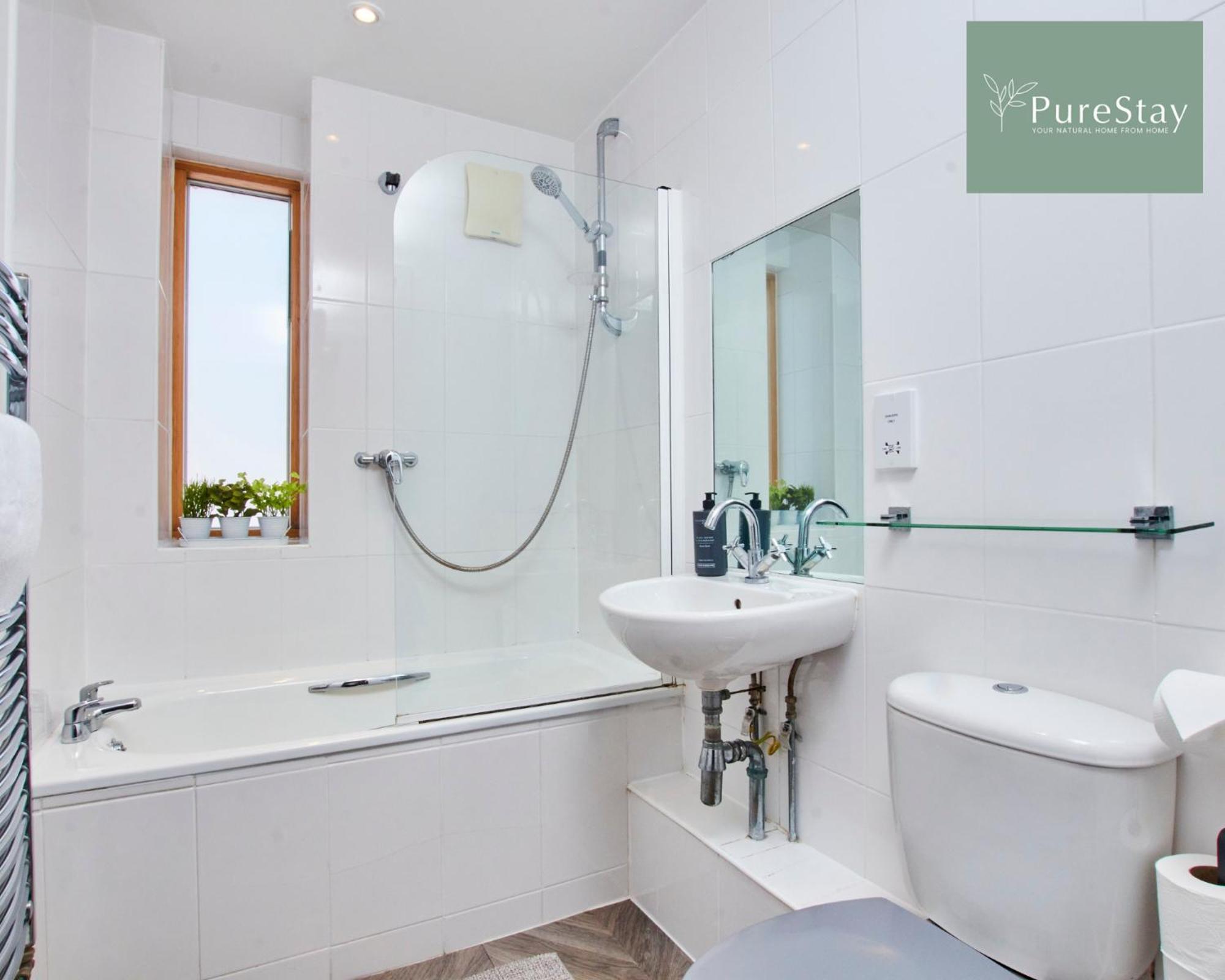 Beautiful Four Bed House By Purestay Short Lets & Serviced Accommodation Coventry With Parking Bagian luar foto